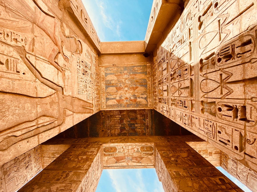 Oude Egyptische hiërogliefen op muren. Oude Egyptische hiërogliefen op muren.