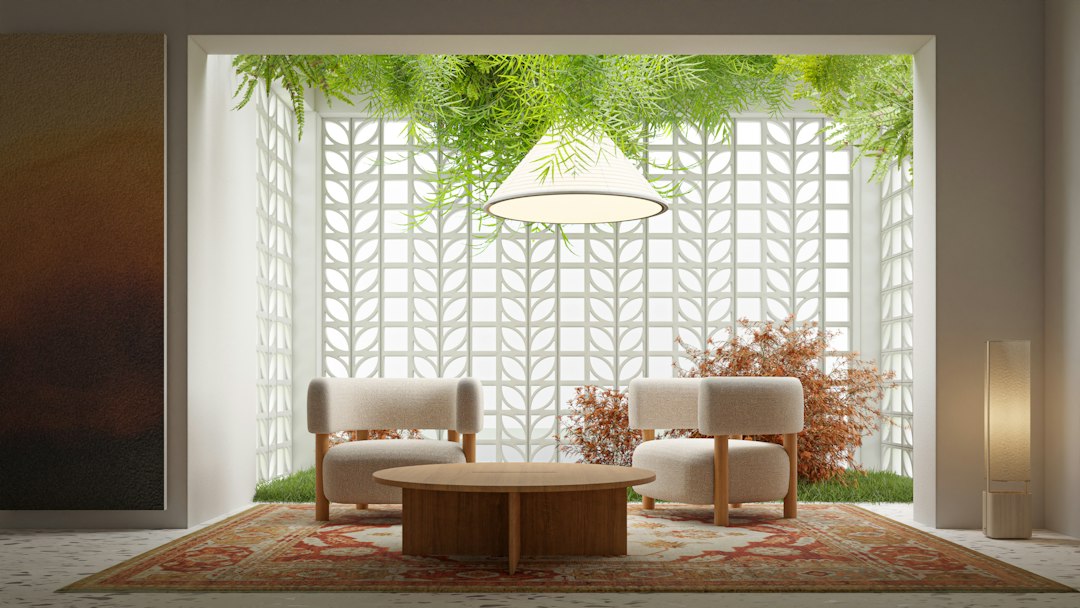 Gezellige tuinkamer met herfstdecoraties en kaarsen.