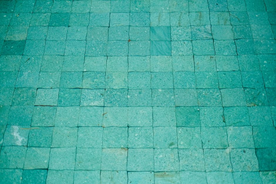 Gezellige leesplek met groene mozaïekpanelen. Gezellige leesplek met groene mozaïekpanelen.