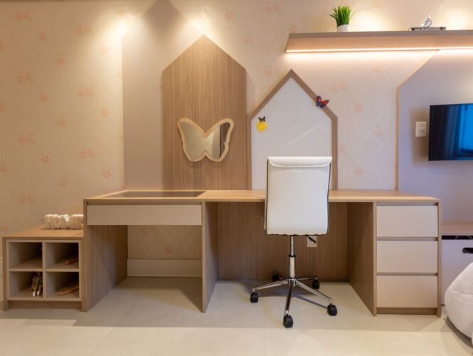 Kinderhuiswerkplekken met scheidingspanelen voor concentratie